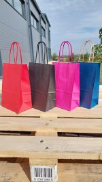 14 x 8 x 21 cm, SACOSA COLORATA CU MANER RASUCIT